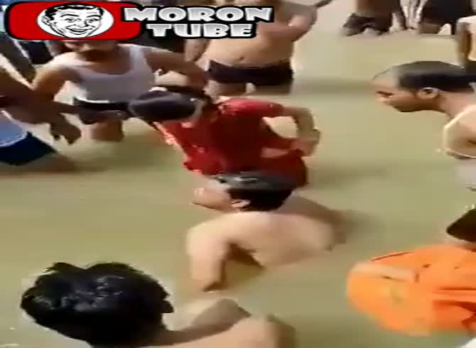 Video :A crowd beats a man for kissing his wife during a Hindu bath ritual